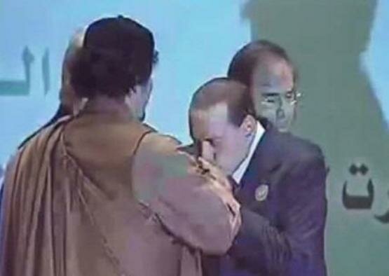 Berlusconi bacia mano Gheddafi
