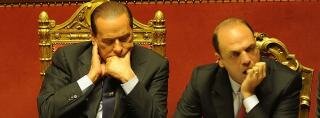 Berlusconi al Senato durante la discussione generale sulla fiducia si appisola