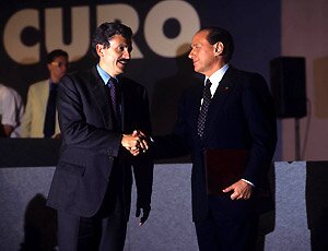 Stretta di mano Berlusconi-D'Alema nel 1995