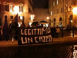 La protesta del Popolo Viola fuori da Montecitorio