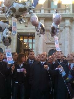 Manifestazione Idv davanti a Montecitorio contro la compravendita dei parlamentari