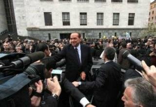 Berlusconi davanti al tribunale di Milano